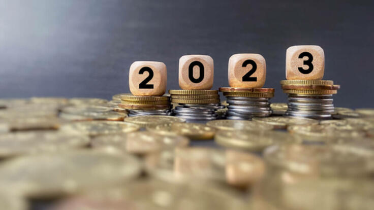 Mynt och tärningar som bildar 2023