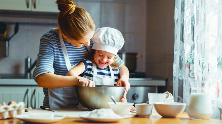 Mamma och dotter bakar
