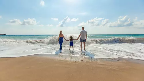 Familj är på stranden