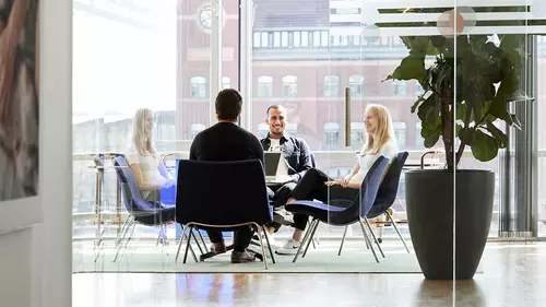 Personal sitter och pratar på Lån & Spar Banks kontor