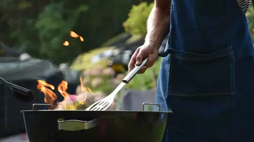 Grillar på en kolgrill