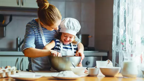 Mamma och dotter bakar