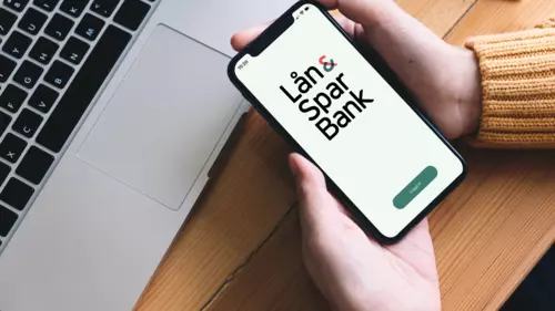 Person är inne i vår nya app på mobilen