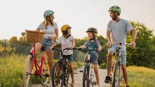 Familj är ute och cyklar på semestern