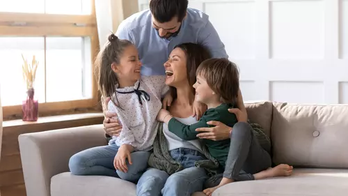Familj som är samlad i soffan