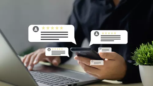 Person genomför en undersökning online