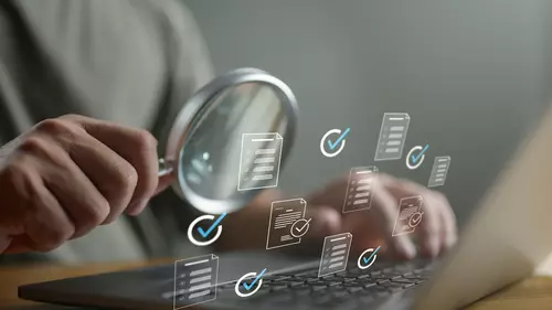 Person studerar resultatet med förstoringsglas