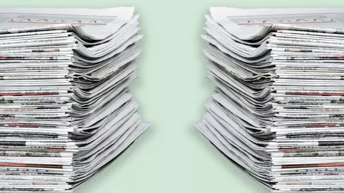 Två högar med dagstidningar