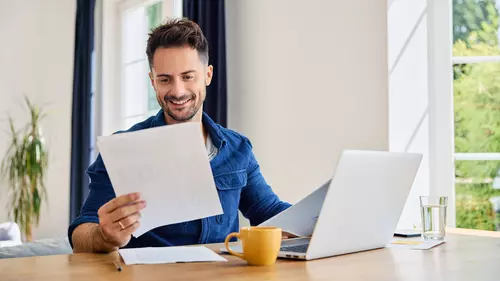 Man kollar dokument vid datorn