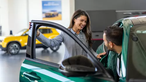 Tjej köper en grön bil
