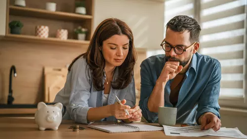 Par pratar pengar vid köksbordet