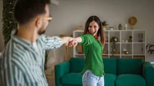Ett par dansar i en lägenhet. 