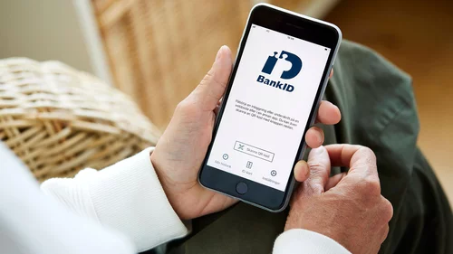 Person ska använda BankID på mobilen