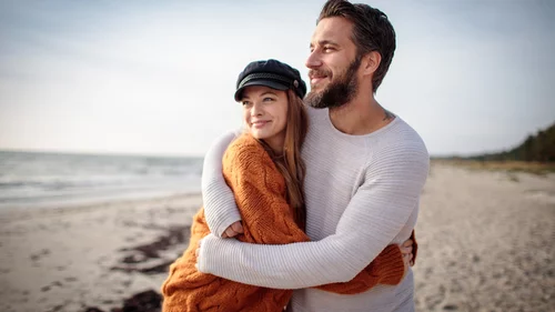 Par är på stranden