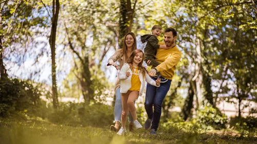 Familj springer i naturen