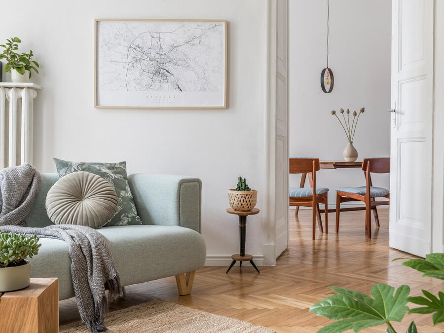 Skandinaviskt vardagsrum i ljusa färger