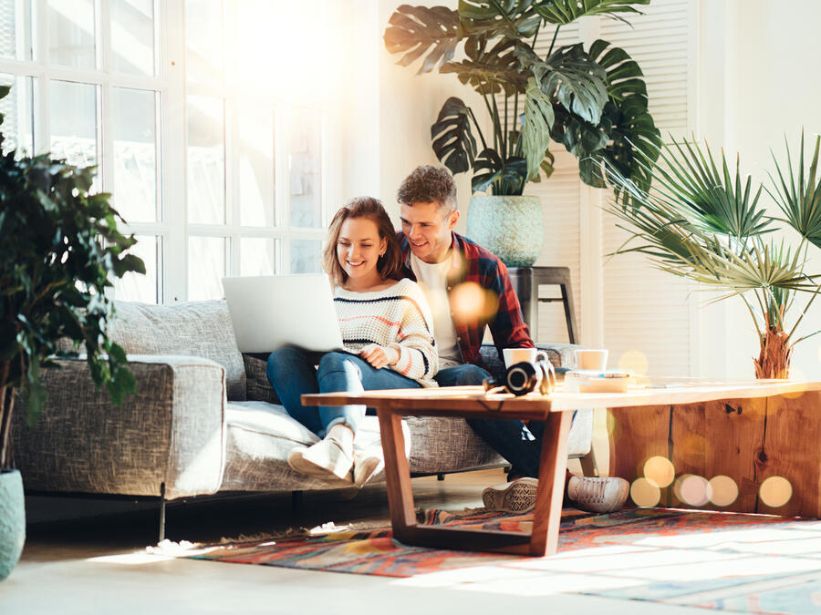 Par sitter i soffan och planerar sin ekonomi
