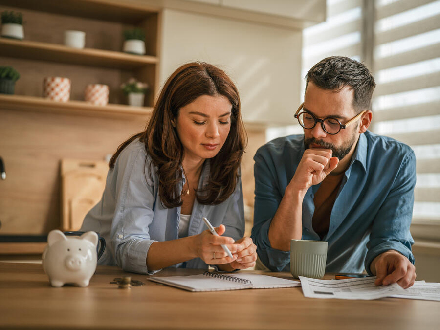 Par pratar pengar vid köksbordet